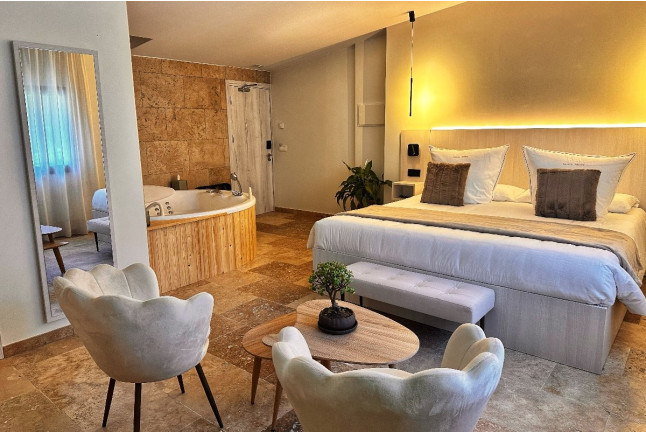 Escapada Romántica Alt Empordà: Habitación Junior Suite con Jacuzzi Privado en Hotel Boutique Comptal Empúries (Girona)