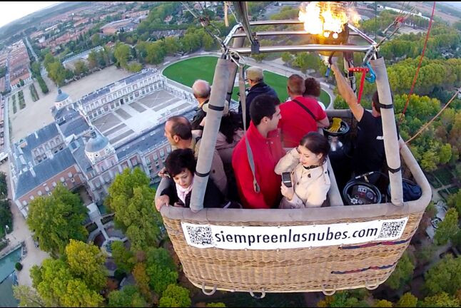 Escapada Romántica en una Cabaña en el Árbol y Vuelo en Globo con Vídeo, Almuerzo y Cava para dos (Madrid)