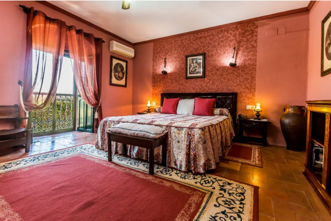 Escapada Romántica: Hotel con Encanto y Visita a Bodega del Marco de Jerez, en Hacienda El Santiscal (Cádiz)