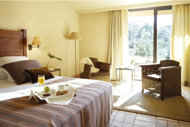 Escapada Romántica, 2 noches, con Cava, Fresas, Cena y Masaje en Hotel Mas Salvi 4* (Girona)