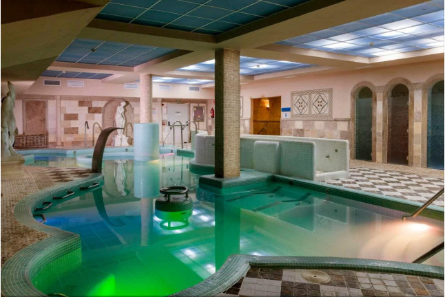Escapada Romántica con Spa y Comida o Cena en Hotel Comendador 4* y Vuelo en Globo con Fotos y Vídeo (Toledo)