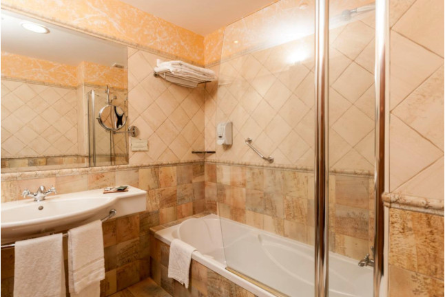 Escapada Romántica con Spa y Comida o Cena en Hotel Comendador 4* y Vuelo en Globo con Fotos y Vídeo (Toledo)