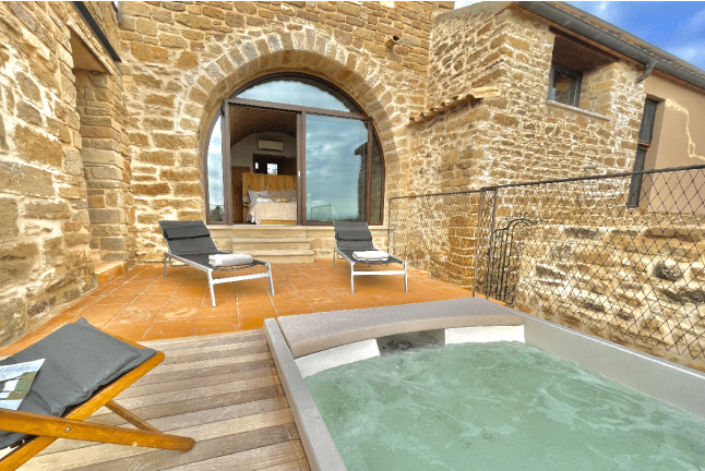 Escapada Romántica con Jacuzzi Privado en Torre Medieval de Queralt s. XVI (Sistero, Lleida)