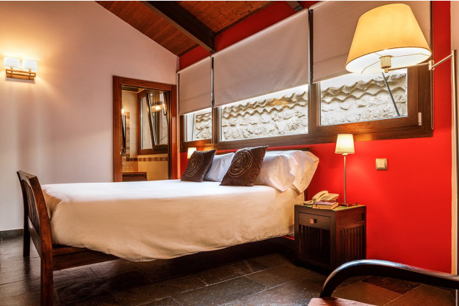 Escapada Romántica de 2 Noches con Spa Privado en Hotel Boutique & Spa Capitulo Trece (Segovia)