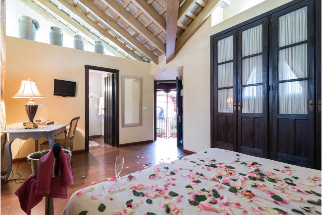 Escapada Romántica, 2 noches, con Cena en La Casona de Calderón Gastronomic & Boutique Hotel 4* (Osuna, Sevilla)