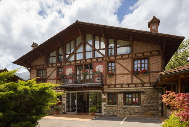 Escapada Romántica con Cena en Hotel & Spa Etxegana (Vizcaya)