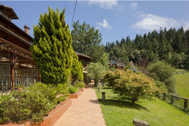 Escapada Romántica con Cena en Hotel & Spa Etxegana (Vizcaya)