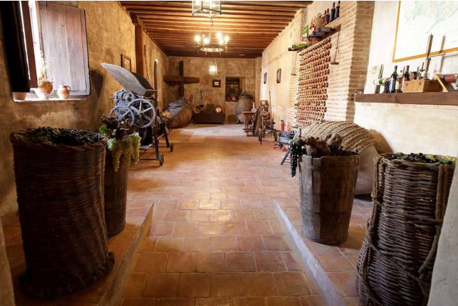 Escapada en Casa Rural & Spa La Graja y Visita Bodegas a Bodegas Pablo Morate, Museo del Vino y Cata para dos (Madrid)