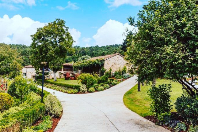 Escapada Rural con Piscina Climatizada, Jacuzzi y Desayuno en Casa con Encanto O Refuxio (Vila de Cruces, Pontevedra)