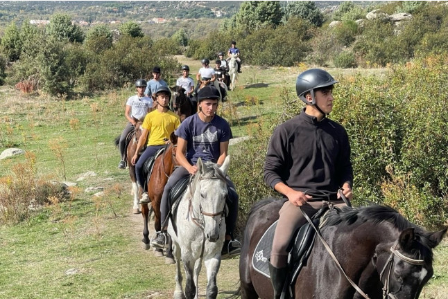 Escapada con Desayuno en Hotel Sierra Oriente con Ruta a Caballo por el Parque de Guadarrama y el Parque de La Pedriza (Guadarrama, Madrid)
