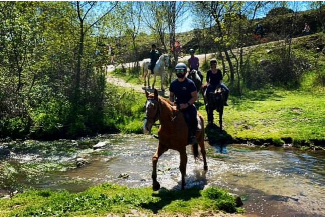 Escapada con Desayuno en Hotel Sierra Oriente con Ruta a Caballo por el Parque de Guadarrama y el Parque de La Pedriza (Guadarrama, Madrid)