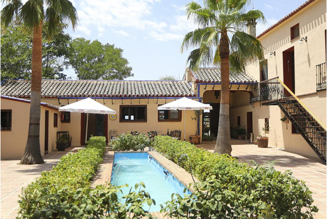 Escapada en Habitación Superior con Bañera Hidromasaje en Hacienda Mendoza  y Conducir un Ferrari (Málaga)