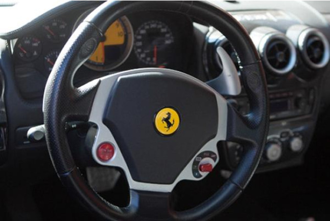 Escapada en Habitación Superior con Bañera Hidromasaje en Hacienda Mendoza  y Conducir un Ferrari (Málaga)