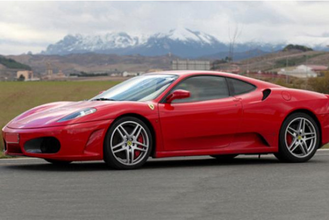Escapada en Habitación Superior con Bañera Hidromasaje en Hacienda Mendoza  y Conducir un Ferrari (Málaga)