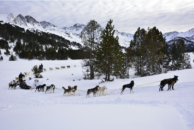 Escapada con Circuito Spa en Hotel Roc Blanc 4* y Moto de Nieve para dos (Andorra)