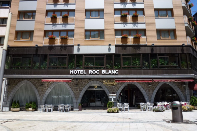 Escapada con Circuito Spa en Hotel Roc Blanc 4* y Moto de Nieve para dos (Andorra)