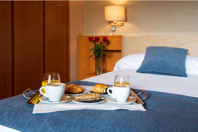 Escapada con Desayuno en Hotel Xalet del Golf 4* y Vuelo en Globo con Fotos y Cava (Girona)