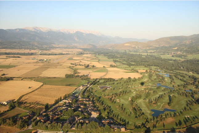 Escapada con Desayuno en Hotel Xalet del Golf 4* y Vuelo en Globo con Fotos y Cava (Girona)