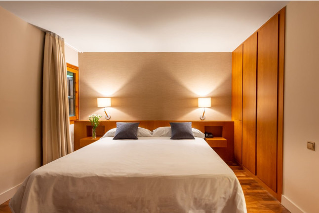 Escapada con Desayuno en Hotel Xalet del Golf 4* y Vuelo en Globo con Fotos y Cava (Girona)