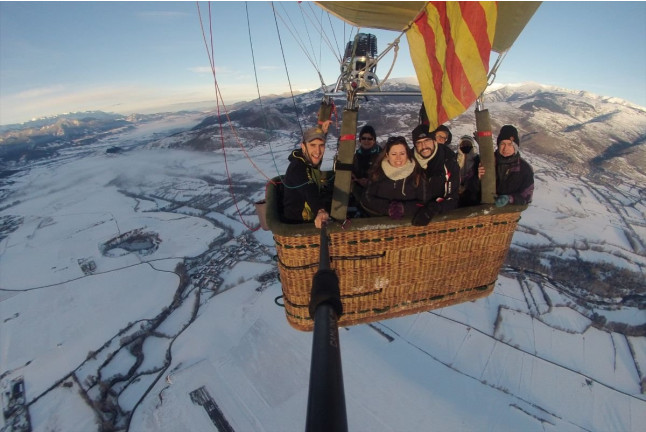 Escapada con Desayuno en Hotel Xalet del Golf 4* y Vuelo en Globo con Fotos y Cava (Girona)