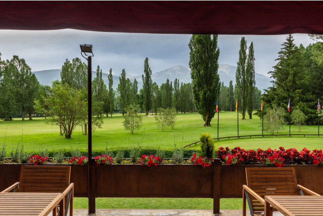 Escapada con Desayuno en Hotel Xalet del Golf 4* y Vuelo en Globo con Fotos y Cava (Girona)