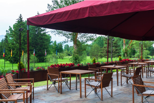 Escapada con Desayuno en Hotel Xalet del Golf 4* y Vuelo en Globo con Fotos y Cava (Girona)