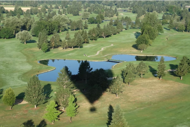 Escapada con Desayuno en Hotel Xalet del Golf 4* y Vuelo en Globo con Fotos y Cava (Girona)