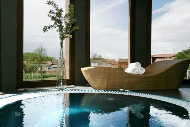 Escapada con Jacuzzi Privado en Hotel Aqua Luna Spa 3* y Vuelo en Globo para dos (León)