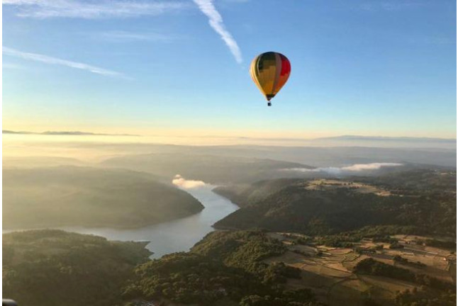 Escapada con Desayuno en Casa Grande de Rosende y Vuelo en Globo para dos con Fotos y Vídeo (Lugo)