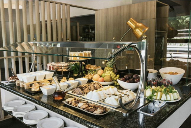 Escapada con Desayuno en Hotel Terradets y Vuelo en Globo con Fotos y Cava para dos (Lleida)