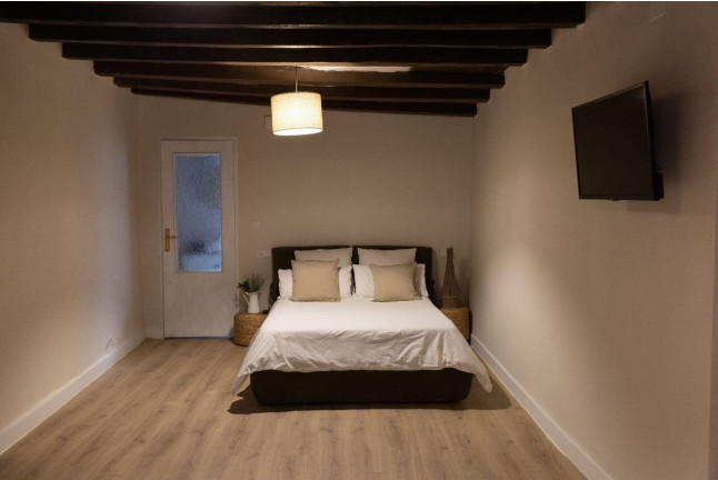 Escapada con Desayuno y Opción a Cata de Vinos con Tapas o Botella de Vino con Tabla en Casa Nicola (Toro, Zamora)