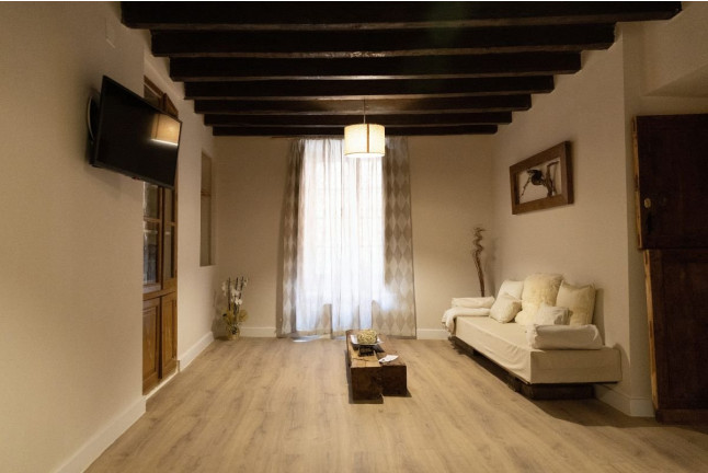 Escapada con Desayuno y Opción a Cata de Vinos con Tapas o Botella de Vino con Tabla en Casa Nicola (Toro, Zamora)