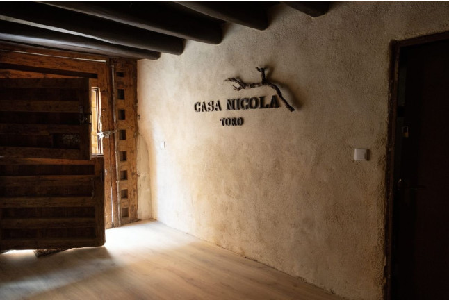 Escapada con Desayuno y Opción a Cata de Vinos con Tapas o Botella de Vino con Tabla en Casa Nicola (Toro, Zamora)