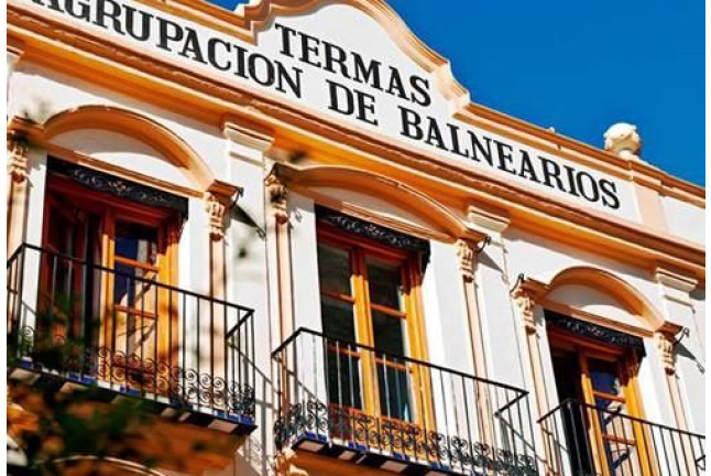 Escapada con Circuito Termal y Cena en Balneario Villavieja 3* y Salto en Paracaídas (Castellón)