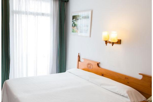 Escapada con Cena y Bañera Hidromasaje en Hotel Neptuno 3* (Calella, Barcelona)