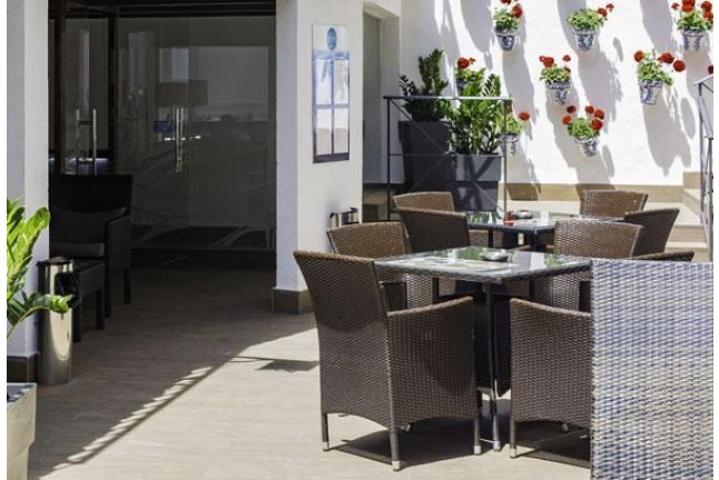 Escapada con Cena y Bañera Hidromasaje en Hotel Neptuno 3* (Calella, Barcelona)