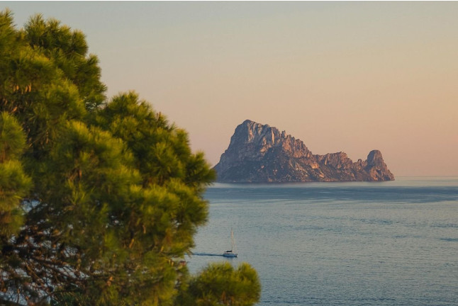 Excursión en Barca Tradicional Ibicenca con Bebidas, Tapas, Snorkel, Paddle Surf y Sea Scooter (Sant Antoni, Ibiza)
