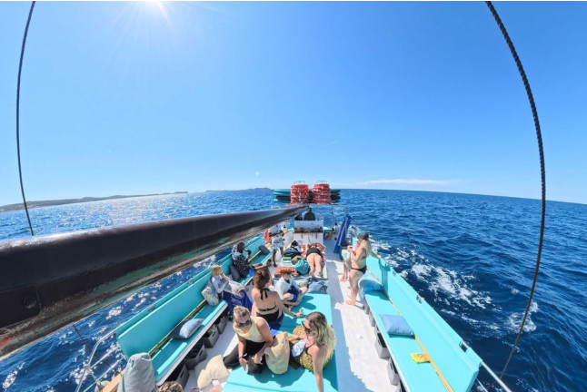 Excursión en Barca Tradicional Ibicenca con Bebidas, Tapas, Snorkel, Paddle Surf y Sea Scooter (Sant Antoni, Ibiza)