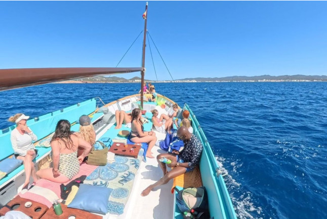 Excursión en Barca Tradicional Ibicenca con Bebidas, Tapas, Snorkel, Paddle Surf y Sea Scooter (Sant Antoni, Ibiza)