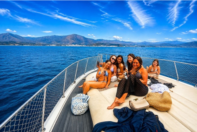 Excursión en Barco en Busca de Delfines por la Bahía de Estepona con Bebida y Picoteo (Málaga)