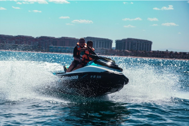 Excursión en Catamarán a Cala Blanca con Moto de Agua, Baño y Comida (Dénia, Alicante)
