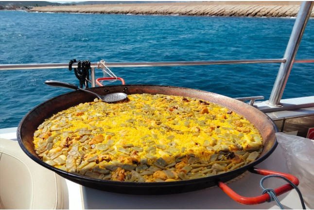 Excursión en Catamarán a Cala Blanca con Moto de Agua, Baño y Comida (Dénia, Alicante)