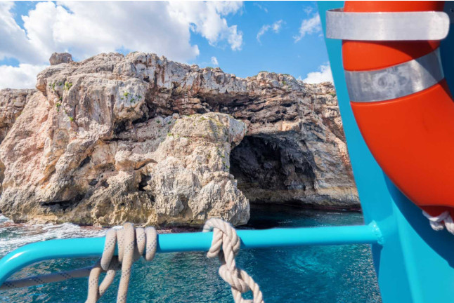 Caves, Cliffs & Coves: Excursión en Lancha a Cuevas, Calas y Acantilados con Baño (Mallorca)