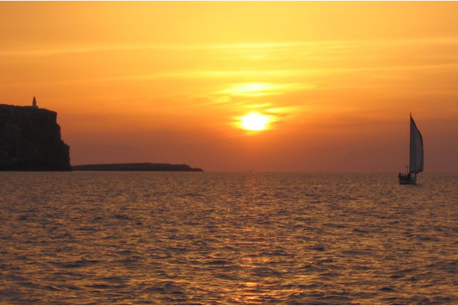 Excursión en Catamarán Exclusivo con Puesta de Sol y Aperitivo para dos (Fornells, Menorca)