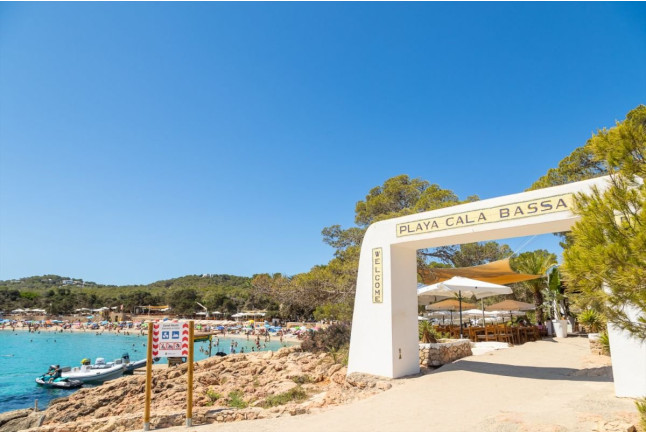 Ibiza Beach Hopper: Excursión en Catamarán a las Playas de Ibiza con Almuerzo, Paddle Surf y Snorkel (Ibiza)