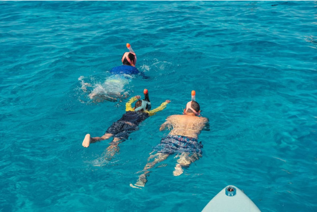 Ibiza Beach Hopper: Excursión en Catamarán a las Playas de Ibiza con Almuerzo, Paddle Surf y Snorkel (Ibiza)