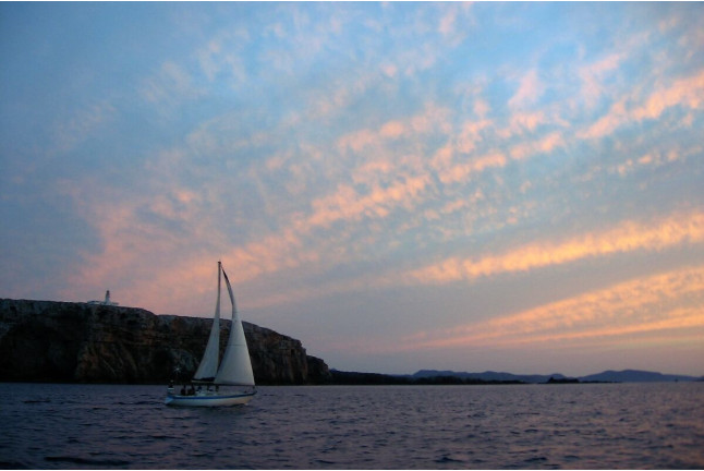 Excursión en Catamarán con Puesta de Sol y Aperitivo para dos (Fornells, Menorca)