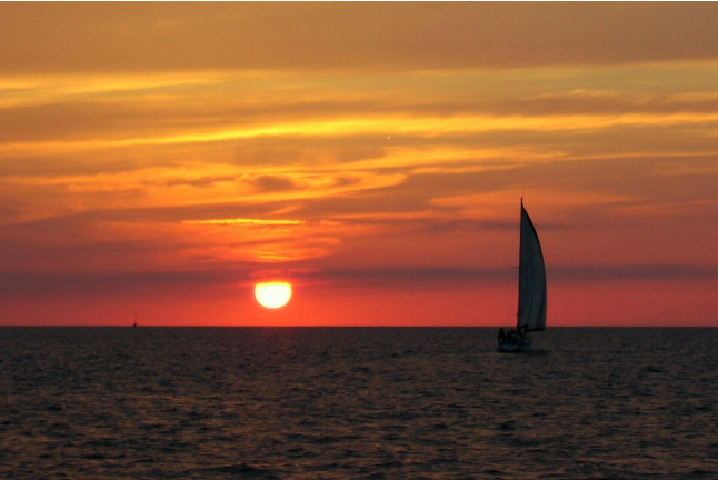 Excursión en Catamarán con Puesta de Sol y Aperitivo para dos (Fornells, Menorca)