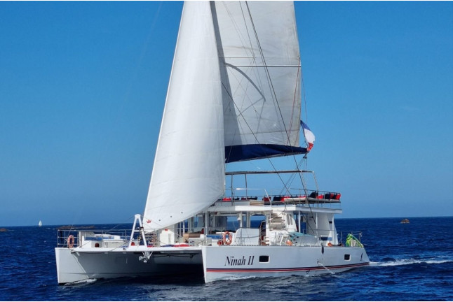 Excursión en Catamarán a Cova Tallada con Degustación de Mejillón y Vino (Dénia, Alicante)