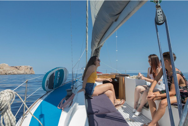 Excursión Compartida en Velero para Ver la Puesta de Sol (Fornells, Menorca)